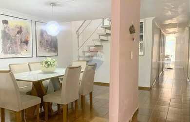 Imagem: A casa possui 4 Dormitórios, 3 Banheiros, 210m² de Área e