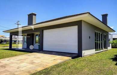 Imagem: A casa em condomínio possui 4 Dormitórios, 3 Banheiros, 2