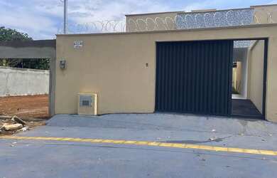 Imagem: A casa possui 2 Dormitórios, 2 Banheiros, 2 Vagas na garagem