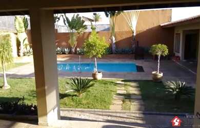 Imagem: A casa possui 3 Dormitórios, 4 Banheiros, 3 Vagas na garagem