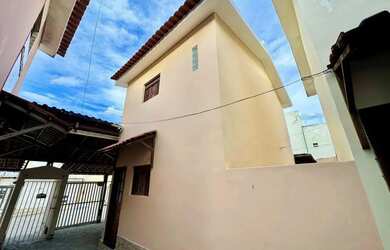 Imagem: A casa à venda possui 2 Dormitórios, 2 Banheiros, 1 Vaga na