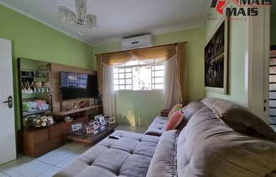 Imagem: A casa possui 3 Dormitórios, 2 Banheiros, 4 Vagas na garagem