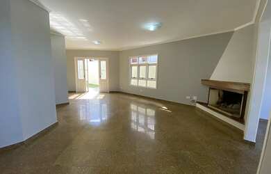 Imagem: A casa possui 3 Dormitórios, 4 Banheiros, 2 Vagas na garagem