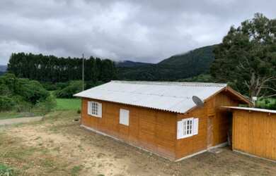 Imagem: A casa possui 3 Dormitórios, 2 Banheiros, 4 Vagas na garagem