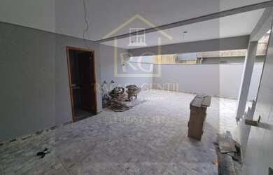 Imagem: A casa possui 3 Dormitórios, 3 Banheiros, 2 Vagas na garagem