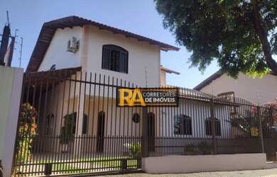 Imagem: A casa possui 3 Dormitórios, 3 Banheiros, 3 Vagas na garagem