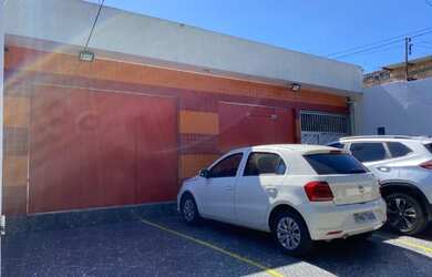 Imagem: A casa possui 5 Dormitórios, 4 Banheiros, 4 Vagas na garagem