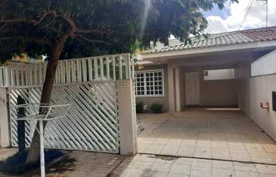 Imagem: A casa possui 3 Dormitórios, 3 Banheiros, 2 Vagas na garagem