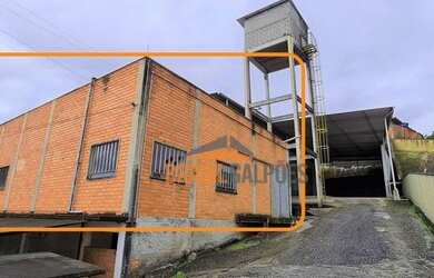 Imagem: O depósito para alugar possui 5 Vagas na garagem e 300m² de