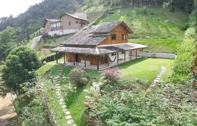 Imagem: A casa possui 4 Dormitórios, 4 Banheiros, 4 Vagas na garagem