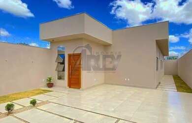 Imagem: A casa possui 3 Dormitórios, 2 Banheiros, 3 Vagas na garagem