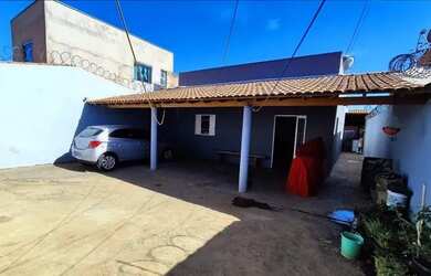 Imagem: A casa possui 4 Dormitórios, 1 Banheiro, 4 Vagas na garagem