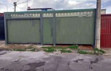 Imagem: A casa possui 3 Dormitórios, 1 Banheiro, 2 Vagas na garagem