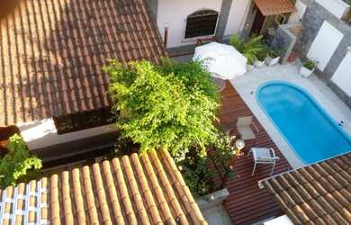 Imagem: A casa possui 4 Dormitórios e 2 Vagas na garagem e está localizado