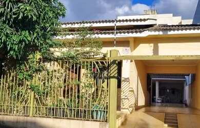 Imagem: A casa possui 3 Dormitórios, 3 Banheiros, 4 Vagas na garagem