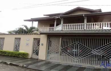 Imagem: A casa possui 4 Dormitórios, 5 Banheiros, 4 Vagas na garagem