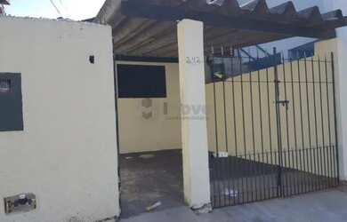 Imagem: A casa possui 1 Dormitório, 1 Banheiro, 1 Vaga na garagem