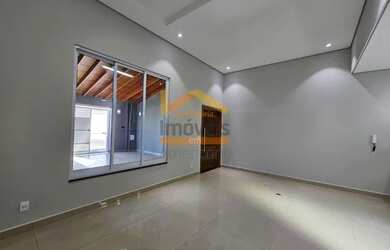 Imagem: A casa possui 3 Dormitórios, 2 Banheiros, 2 Vagas na garagem