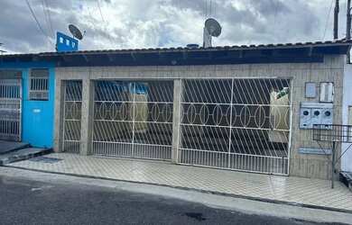 Imagem: A casa em condomínio possui 4 Dormitórios, 3 Banheiros, 2