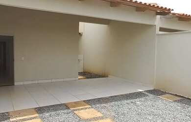 Imagem: A casa possui 2 Dormitórios, 2 Banheiros, 2 Vagas na garagem