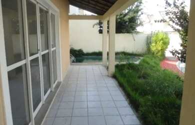 Imagem: A casa em condomínio possui 4 Dormitórios, 4 Banheiros, 2