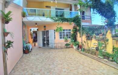 Imagem: A casa possui 5 Dormitórios, 5 Banheiros, 4 Vagas na garagem