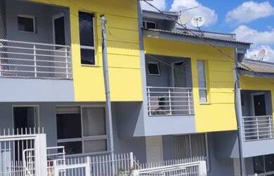 Imagem: A casa possui 3 Dormitórios, 2 Banheiros, 2 Vagas na garagem