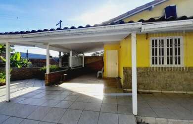 Imagem: A casa possui 4 Dormitórios, 3 Banheiros, 5 Vagas na garagem