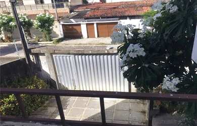 Imagem: A casa possui 4 Dormitórios, 2 Banheiros, 4 Vagas na garagem