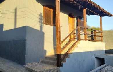 Imagem: A casa possui 3 Dormitórios, 2 Banheiros, 1 Vaga na garagem