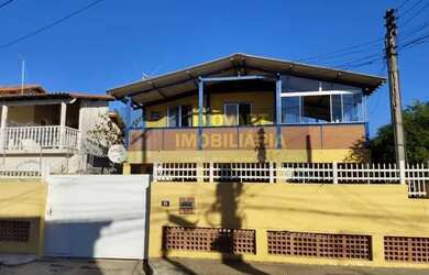 Imagem: A casa possui 5 Dormitórios, 3 Banheiros, 4 Vagas na garagem