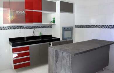 Imagem: A casa possui 3 Dormitórios, 1 Banheiro, 2 Vagas na garagem