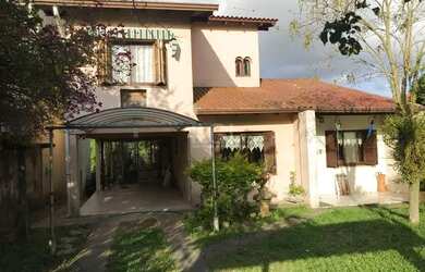 Imagem: A casa possui 5 Dormitórios, 3 Banheiros, 2 Vagas na garagem