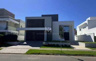 Imagem: A casa possui 4 Dormitórios, 5 Banheiros, 2 Vagas na garagem