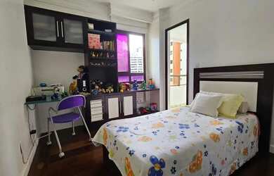 Imagem 12: Vendo apartamento com quatro quartos, sendo duas suítes, duas salas,...