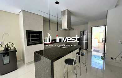 Imagem: A casa possui 4 Dormitórios, 3 Banheiros, 3 Vagas na garagem