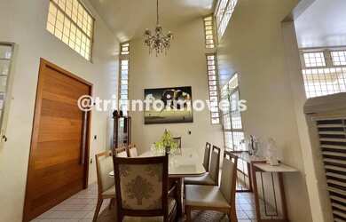 Imagem: A casa possui 5 Dormitórios, 3 Banheiros, 5 Vagas na garagem