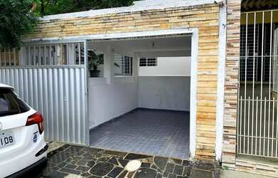 Imagem: A casa possui 3 Dormitórios, 2 Banheiros, 1 Vaga na garagem