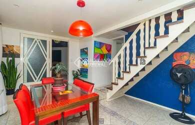 Imagem: A casa possui 3 Dormitórios, 3 Banheiros, 1 Vaga na garagem