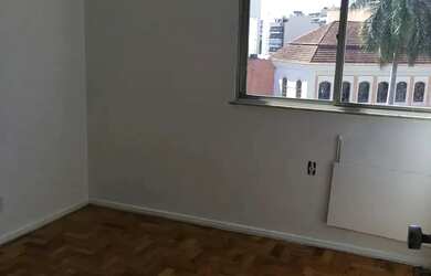 Imagem 4: Salão, 3 quartos, cozinha, dependências completas de empregada, 01 vaga...