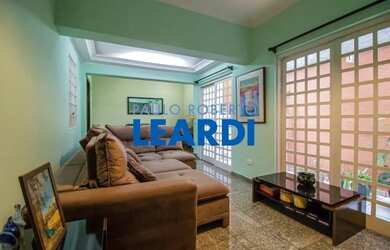 Imagem: A casa possui 4 Dormitórios, 5 Banheiros, 5 Vagas na garagem