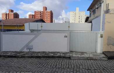 Imagem: A casa possui 4 Dormitórios, 3 Banheiros, 2 Vagas na garagem