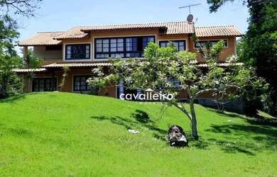 Imagem: A casa possui 4 Dormitórios, 3 Banheiros, 5 Vagas na garagem