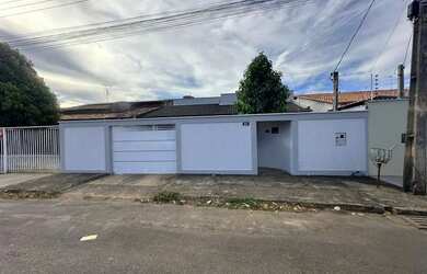 Imagem: A casa possui 3 Dormitórios, 4 Banheiros, 2 Vagas na garagem