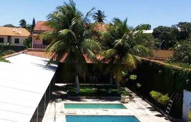 Imagem: A casa possui 5 Dormitórios, Acomodam 30 pessoas, 5 Vagas na