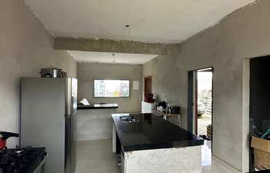 Imagem: A casa possui 3 Dormitórios, 2 Banheiros, 5 Vagas na garagem