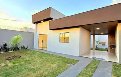 Imagem: A casa possui 3 Dormitórios, 2 Banheiros, 2 Vagas na garagem