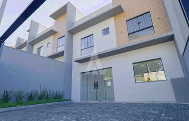 Imagem: A casa possui 3 Dormitórios, 3 Banheiros, 2 Vagas na garagem