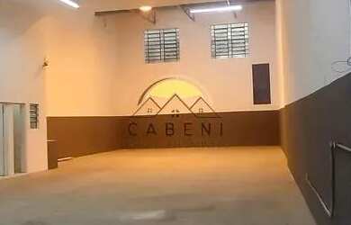 Imagem: O depósito possui 4 Vagas na garagem, 520m² de Área e está