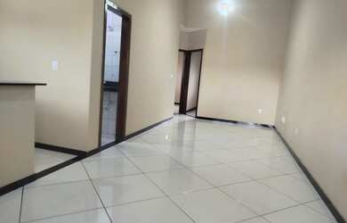 Imagem: A casa possui 3 Dormitórios, 1 Banheiro, 1 Vaga na garagem